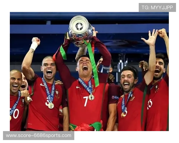 足球女星精彩瞬间凝聚力量与优雅的完美交融，展现霸气与美丽