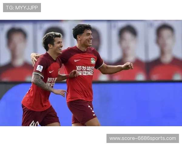 足球球星抽球瞬间展现力量与技巧引发全场热烈欢呼